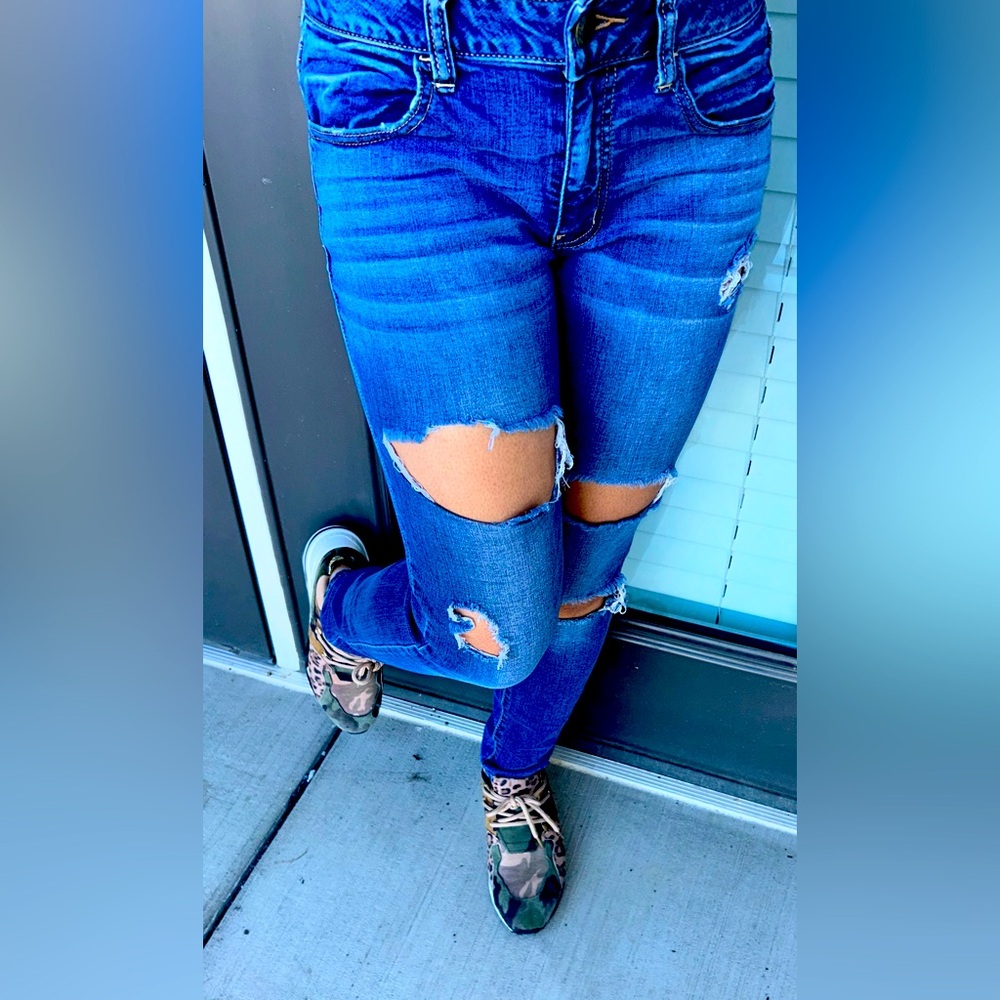 Distressed Mid-Wash Skinny Jeans 👖